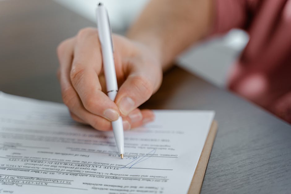 Žmogus pasirašo nuomos sutartį prie statybos technikos, aptariant sąlygas