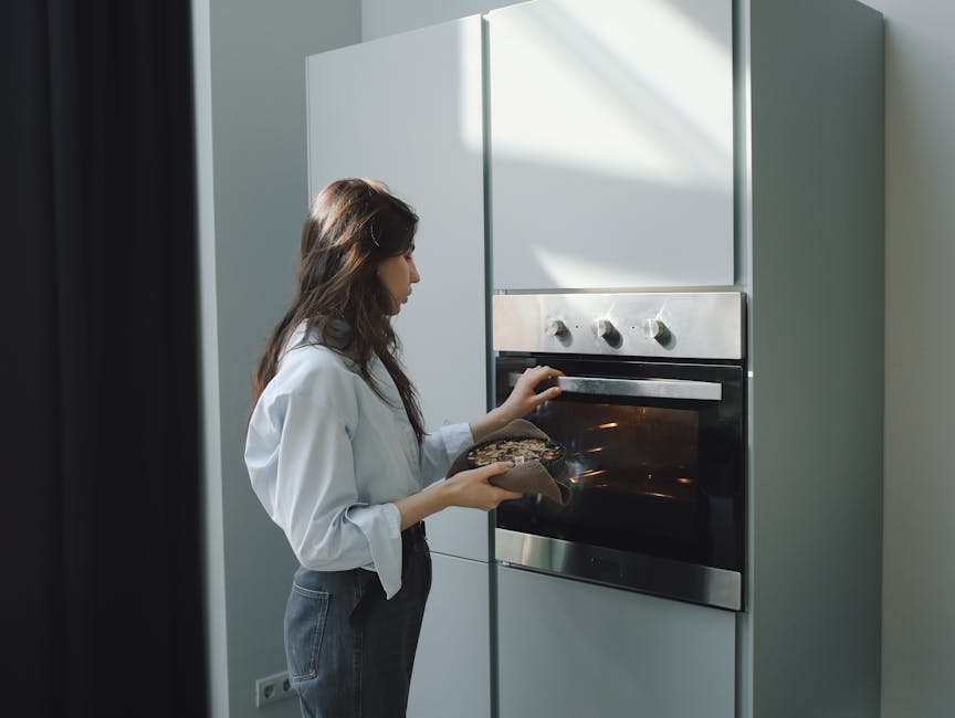 Virš įjungto virdulio ir orkaitės virtuvėje rodomi kasdieniai elektros vartojimo šaltiniai