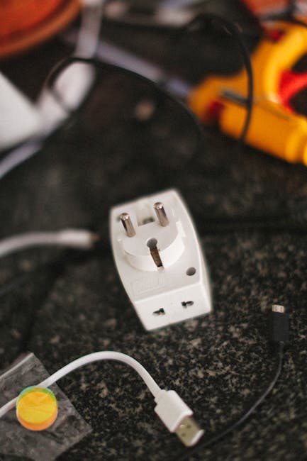 Kištukinis energijos matuoklis įkištas į rozetę su prijungtu prietaisu