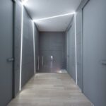 „Protingas“ apšvietimas namuose: modernūs LED šviestuvai ir valdikliai įvairioms erdvėms (scenos).