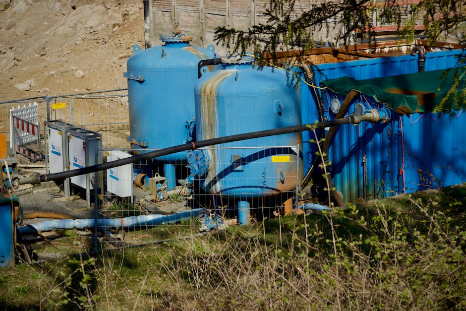Namų vandens filtravimo įranga su žarnomis ir vamzdžiais spintoje