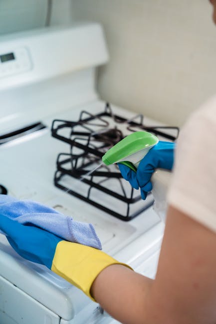 Žmogus valo indaplovės ar kito prietaiso filtrą prie virtuvės kriauklės